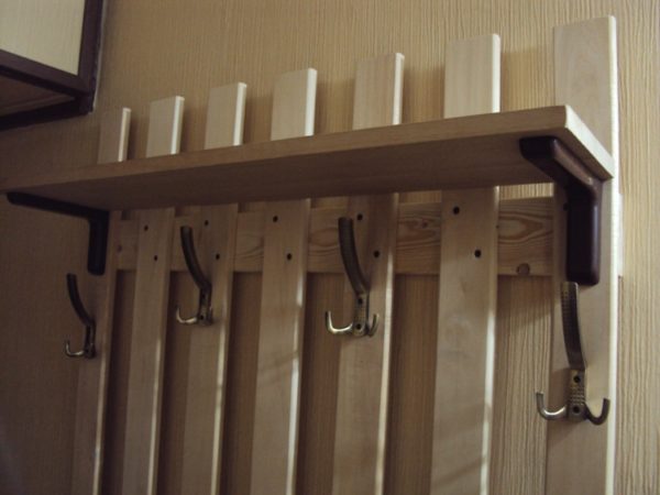 Вешалка из наличников — один из самых бюджетных вариантов этого изделия