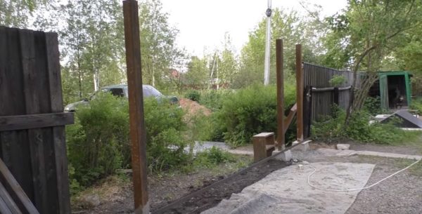 Монтаж ворот можно начинать, как только высохнет бетон вокруг столбов