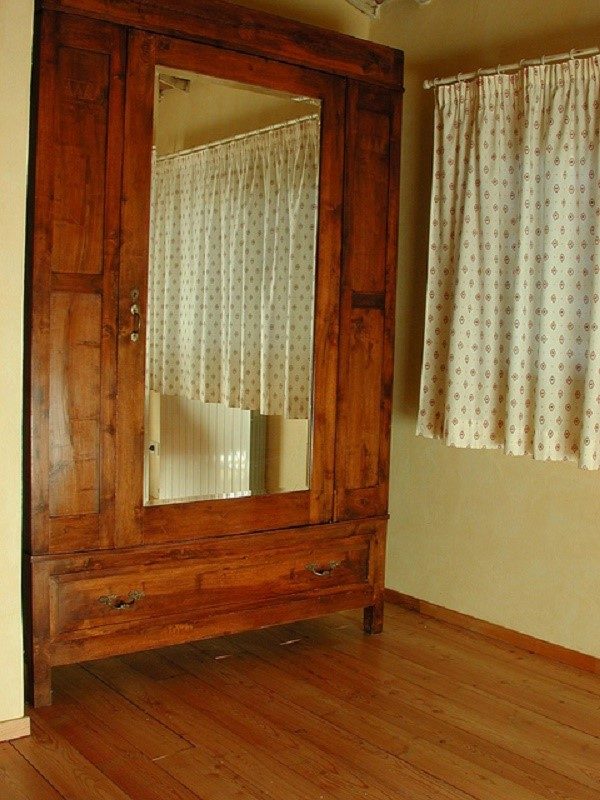 Как отклеить зеркало от двери шкафа