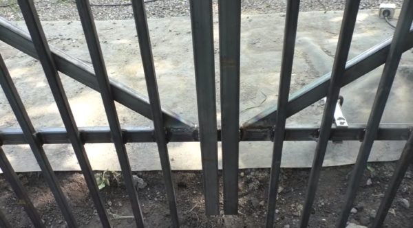 Разрезать конструкцию необходимо точно по центру между стойками