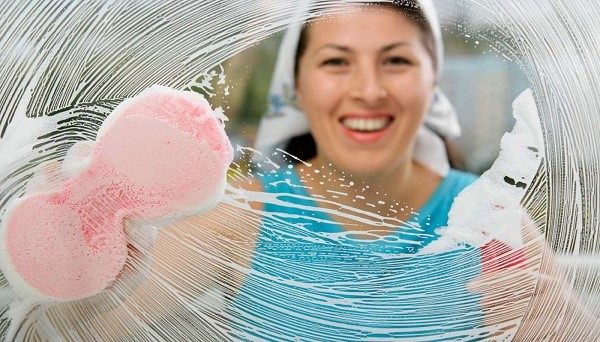 Очистите зеркало от остатков клея и другой грязи