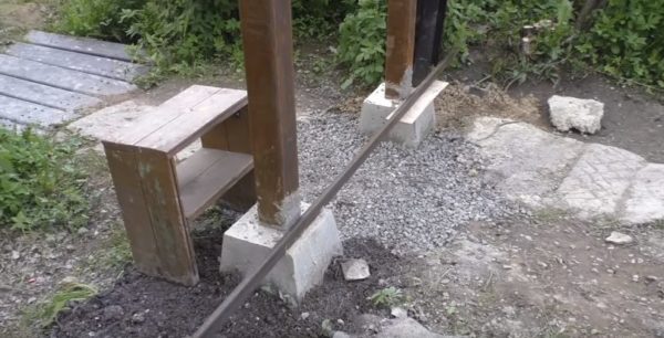 У подножия столбов укладывают уголок точно по горизонтали и от него отмеряют вверх высоту будущих ворот