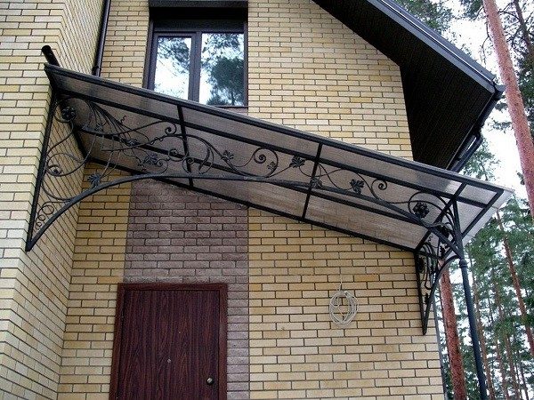 Кованые каркасы достаточно простые в монтаже, но стоят дороже других моделей