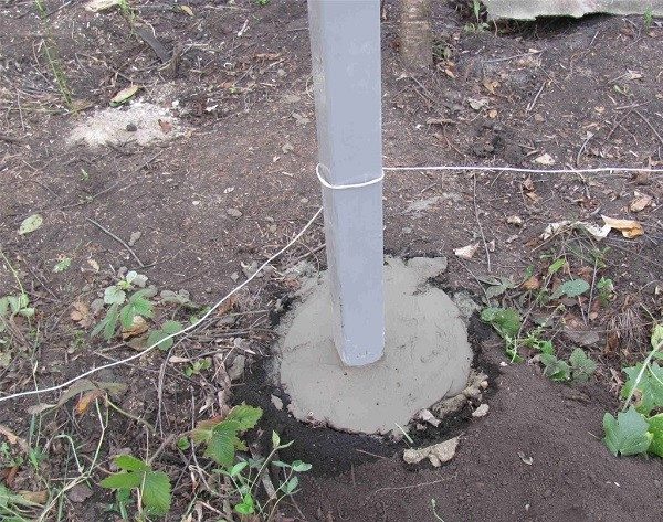 Вкопанные опоры будут актуальны для частного дома