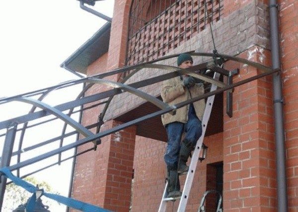 Если провести монтаж козырька самостоятельно не выходит, лучше воспользоваться услугами специалистов