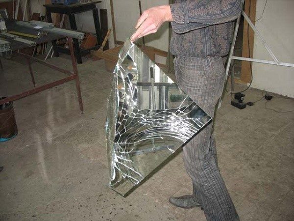 Обязательно подстелите что-то на пол, чтобы осколки не сыпались на незащищенную поверхность