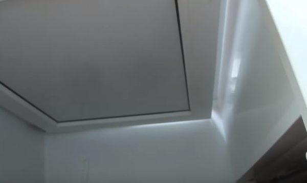Дверь нужно прикрыть, но не плотно