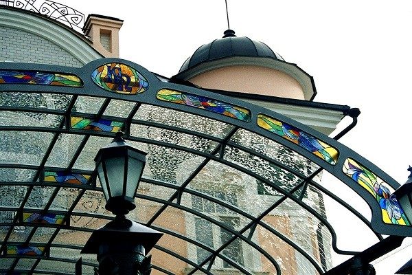 Витраж из поликарбоната будет оригинальным дополнением козырька