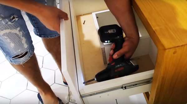 Фасад крепится к тумбе