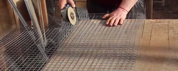 Вырезают из сетки заготовку для дна