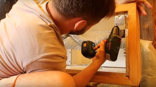 Прикручиваются крепежи сзади тумбы