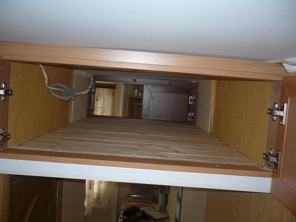 Вариант оформления сквозной антресоли в коридоре