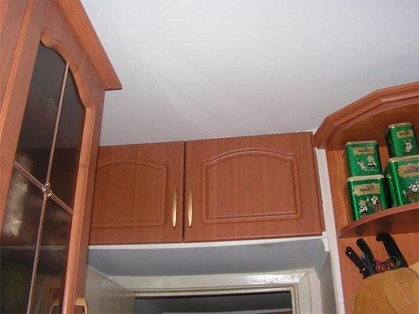 Нельзя располагать к антресоли слишком близко мебель, которая будет мешать ее открыванию
