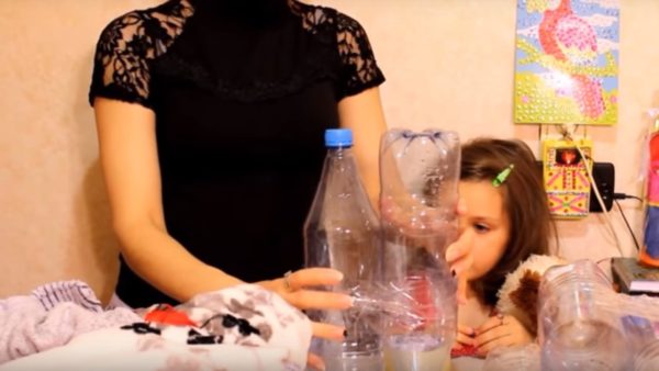 Бутылки скручиваются скотчем