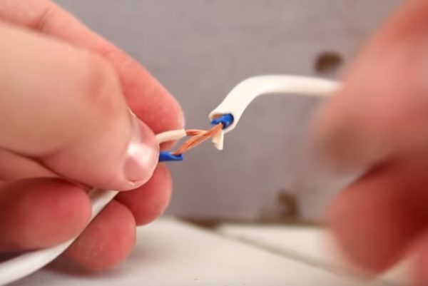 По всей длине провода сделайте отметки для мест под оставшиеся патроны, после чего оголите провода и подсоедините их 
